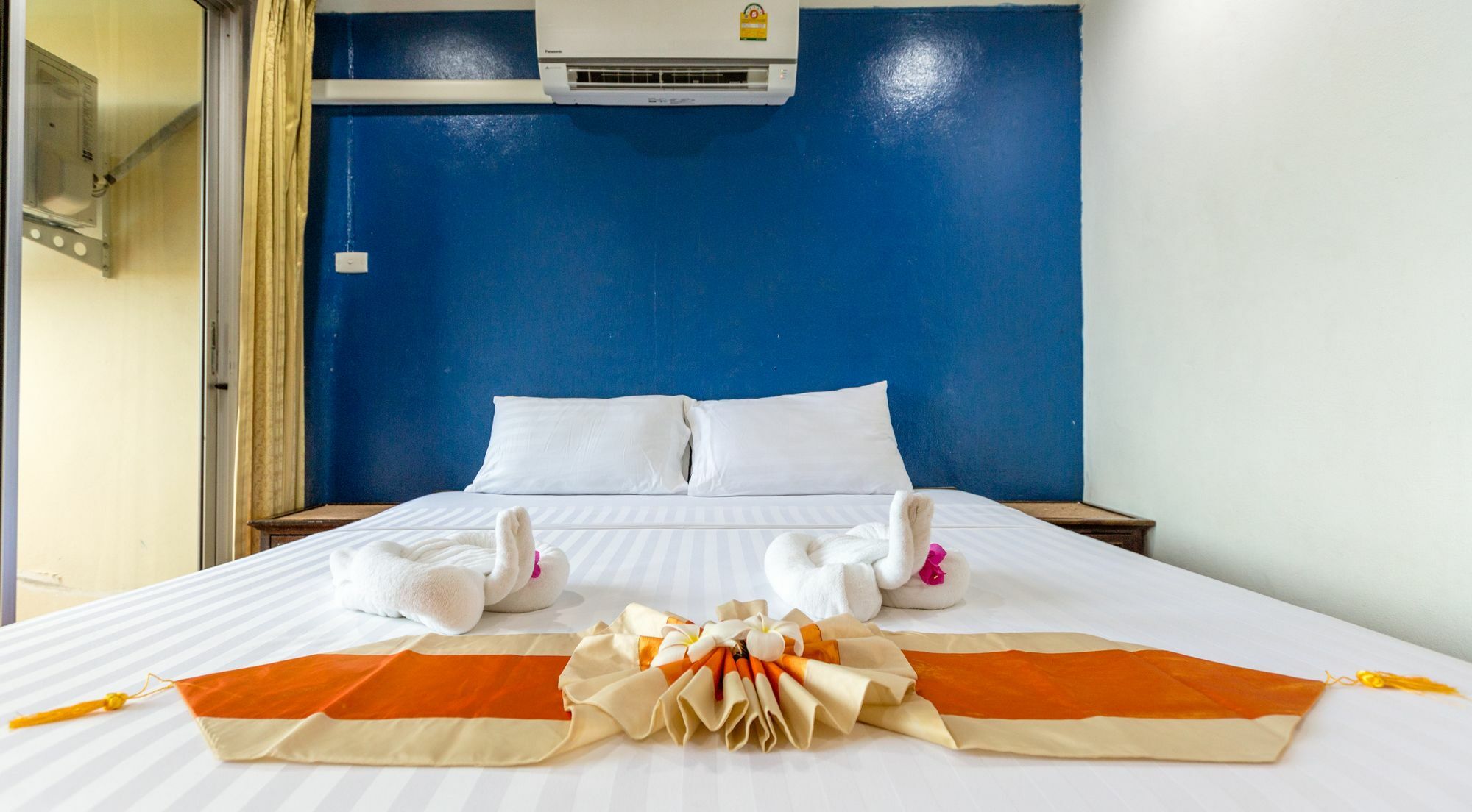 Porterhouse Beach Hotel Patong Exterior photo