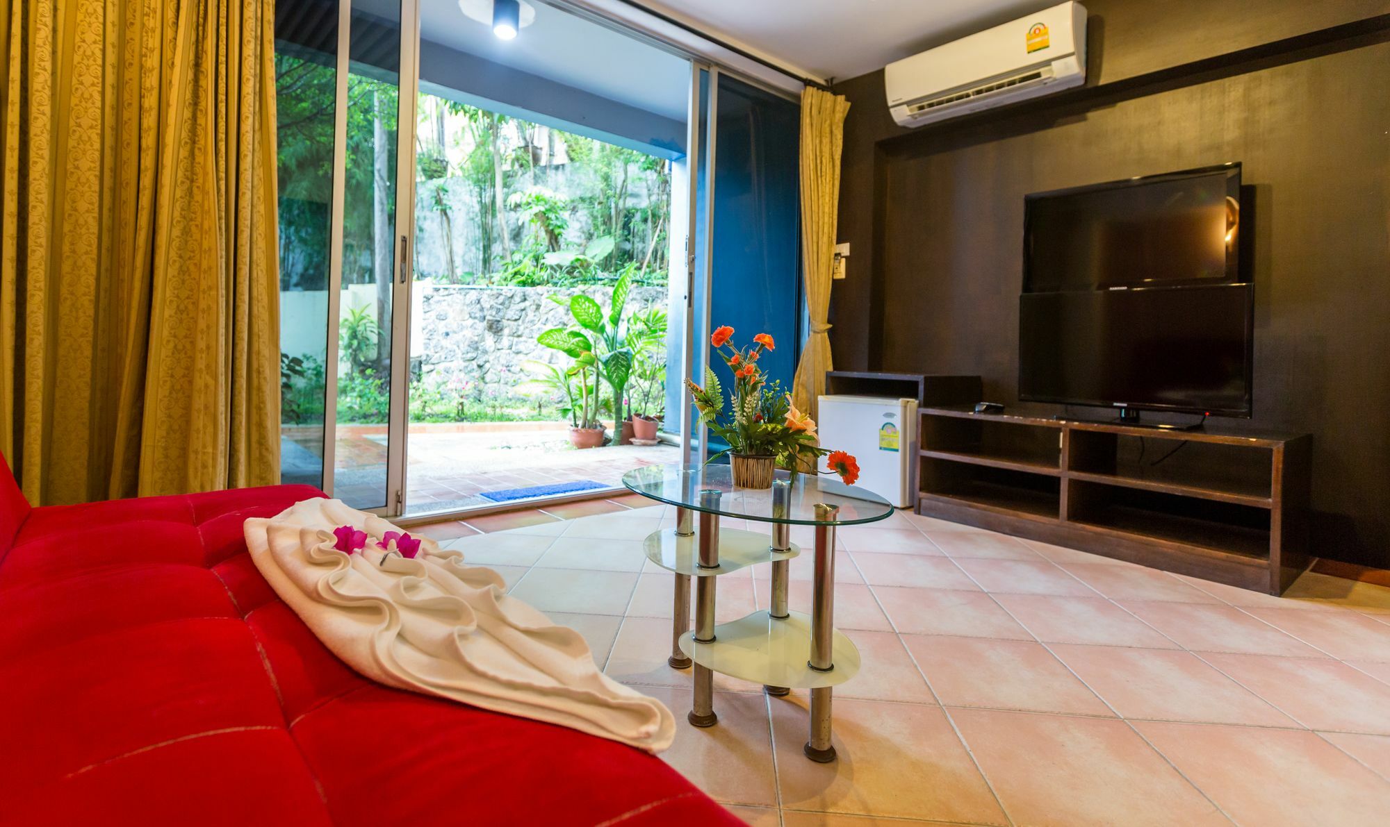 Porterhouse Beach Hotel Patong Exterior photo